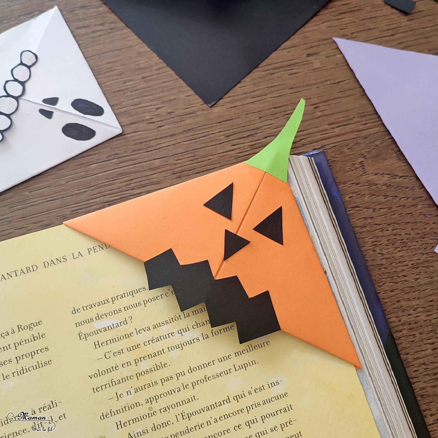 Activité créative et manuelle enfants - Fabriquer des marque-pages pour Halloween - A insérer dans le coin des pages de livre - Plusieurs versions : citrouille, squelette, Frankenstein, sorcière et son chapeau, chat noir, monstres - Origami, tutoriel photos du pliage de papier - Découpage, collage, dessin - Thème Halloween, Créatures légendaires - Bricolage facile et rapide - Arts visuels et atelier Maternelle et élémentaire - Créativité - Cycle 1 ou 2 - tutoriel photos - mslf