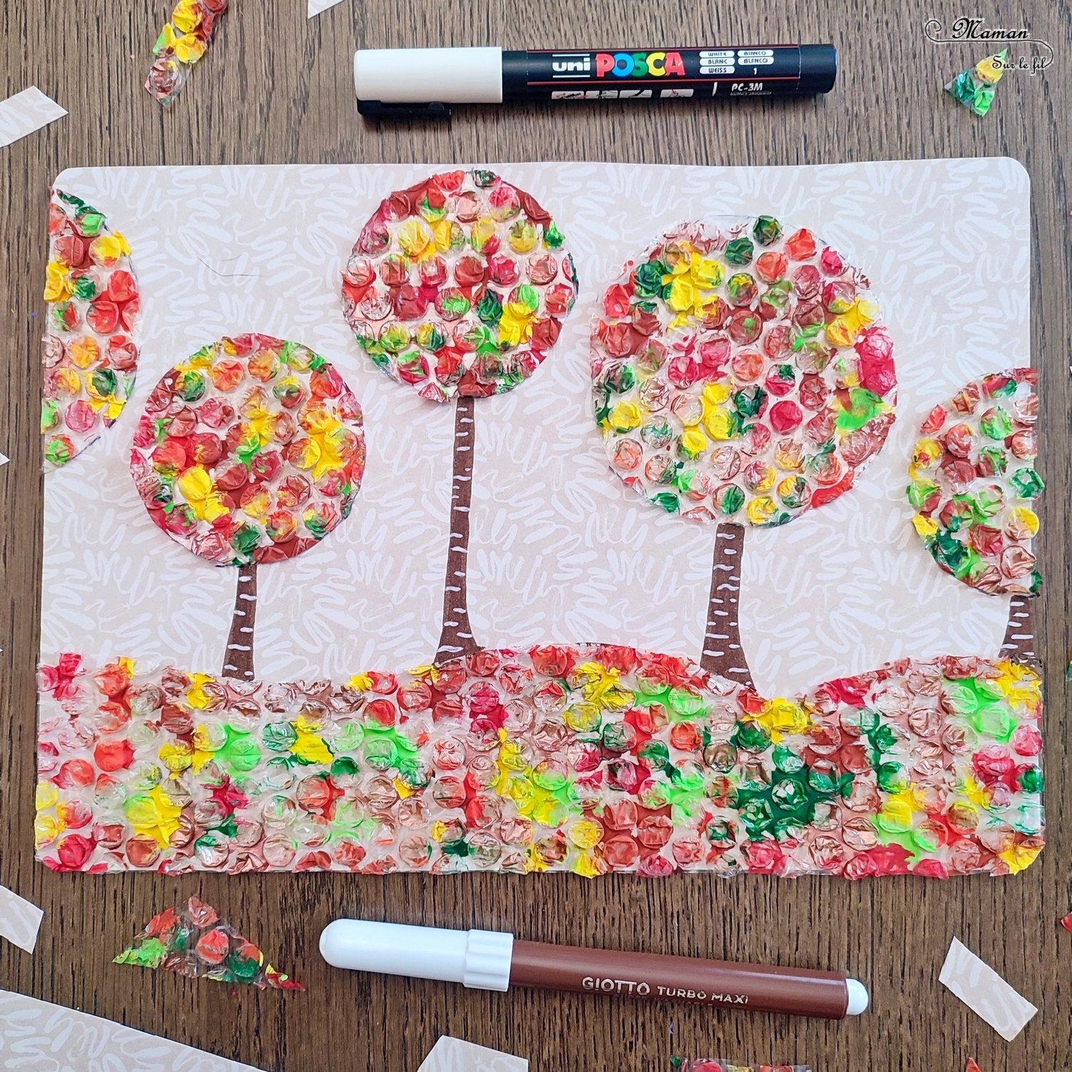 Activité créative et manuelle enfants - Créer des arbres Automne avec du papier à bulles peint - Tableau automnal avec une technique de peinture rigolote - Récup', recyclage, surcyclage - Découpage, peinture, collage, cercle et dessin - Arts visuels - Bricolage - Thème Automne, forêt, arbres - Bricolage facile et rapide - Arts visuels et atelier Maternelle et élémentaire - Créativité - Cycle 1 ou 2 - tutoriel photos - mslf