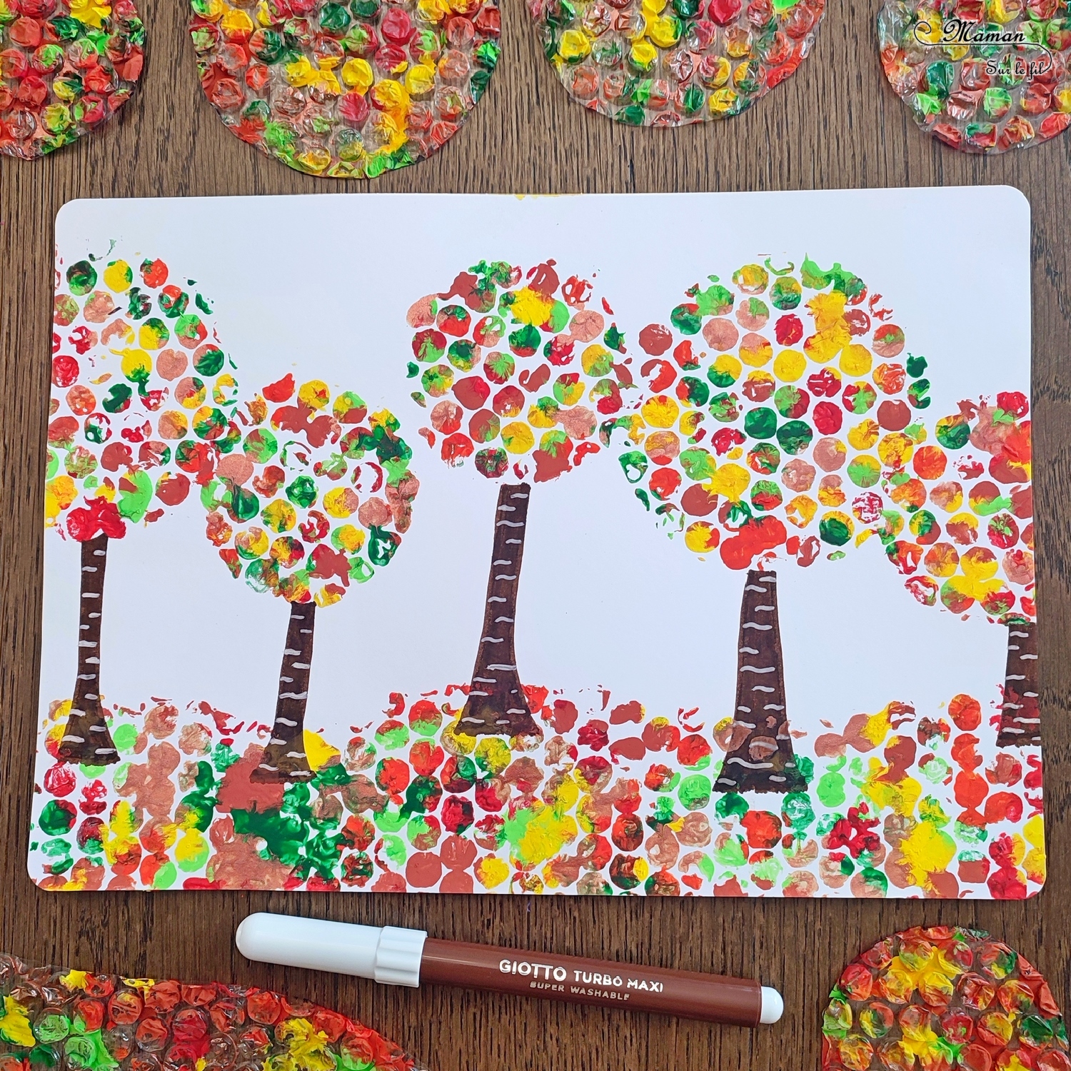 Activité créative et manuelle enfants - Peindre des arbres Automne avec du papier à bulles - Tableau automnal avec une technique de peinture rigolote - Récup', recyclage, surcyclage - Découpage, cercle et dessin - Arts visuels - Bricolage - Thème Automne, forêt, arbres - Bricolage facile et rapide - Arts visuels et atelier Maternelle et élémentaire - Créativité - Cycle 1 ou 2 - tutoriel photos - mslf