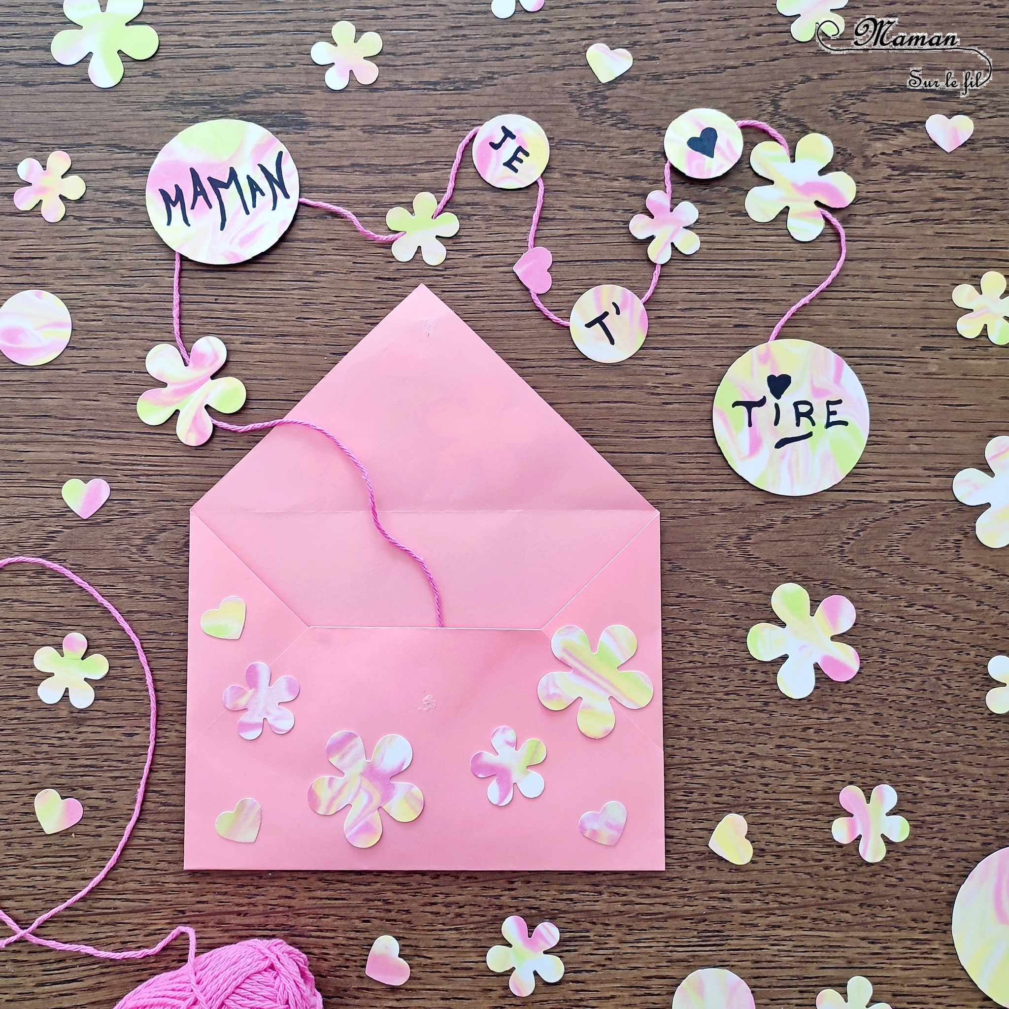 Fabriquer une carte Surprise à tirer : activité créative et manuelle enfants - Bricolage DIY et cadeau Fait Maison - Découpage, perforatrice, collage de papier pour une carte d'amour - Message caché à l'intérieur de l'enveloppe - Fond marbré réalisé avec la technique de la mousse à rasdr er de l'encre - Tutoriel Enveloppe faite maison - Cadeau, carte à offrir pour la Saint Valentin, la fête des mères, pères, grands-mères-, grands-pères... - Arts visuels et Bricolage maternelle ou élémentaire (cycles 1, 2 et 3) - Thème Saint-Valentin, Amour, Amitié, à offrir - Créativité - tutoriel photos - mslf