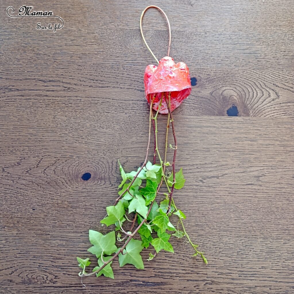 Fabriquer des méduses Nature et récup' : activité créative, nature et manuelle enfants - Recyclage et surcyclage de bouteilles en plastique - Collage de pétales de fleurs : roses et coquelicots - Filaments, Tentacules avec des branches de lierre - Décoration, suspensions DIY - Land Art et atelier nature - Thème animaux marins, poissons, été, aquarium, mer, océan - Bricolage sympa et facile - Arts visuels Maternelle et cycle 2 - Arts visuels et atelier Maternelle et élémentaire - Créativité - Cycle 1 ou 2 - tutoriel photos - mslf