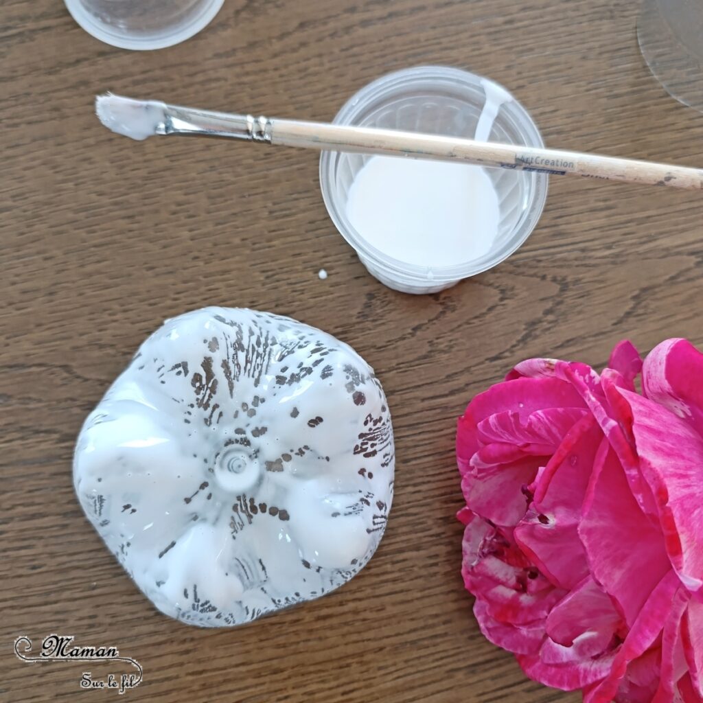 Fabriquer des méduses Nature et récup' : activité créative, nature et manuelle enfants - Recyclage et surcyclage de bouteilles en plastique - Collage de pétales de fleurs : roses et coquelicots - Filaments, Tentacules avec des branches de lierre - Décoration, suspensions DIY - Land Art et atelier nature - Thème animaux marins, poissons, été, aquarium, mer, océan - Bricolage sympa et facile - Arts visuels Maternelle et cycle 2 - Arts visuels et atelier Maternelle et élémentaire - Créativité - Cycle 1 ou 2 - tutoriel photos - mslf