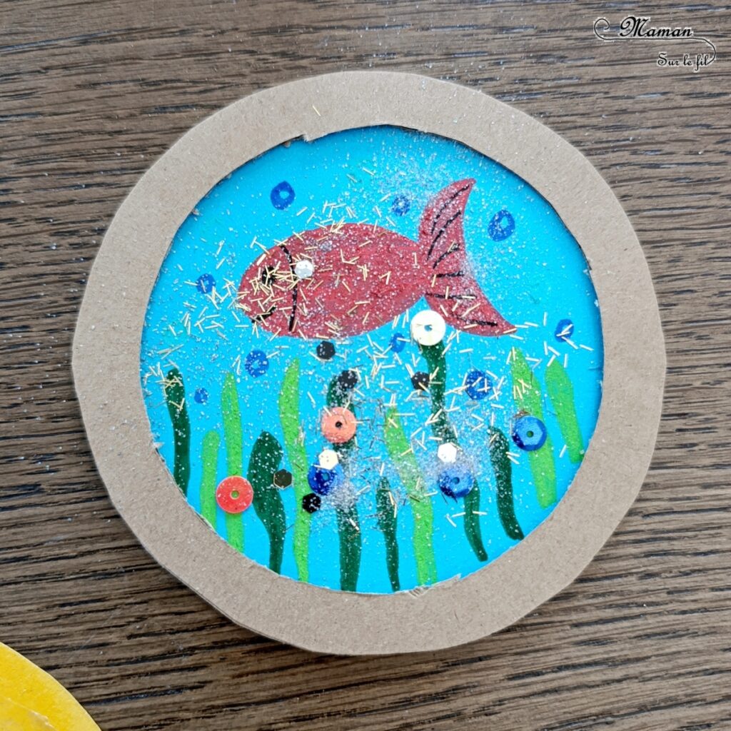 Fabriquer des shakers de la mer à paillettes : un jeu rigolo DIY : activité récup', créative et manuelle enfants - Bricolage ludique et rapide - Découpage, collage et dessin - Recyclage, surcyclage de carton et de bâtonnets de glace en bois - Animaux marins, poisson et méduse - Comme un aquarium ou un hublot - Récup' et motricité fine - Thème animaux marins, poissons, été, mer, océans - Bricolage sympa et facile - Arts visuels Maternelle et élémentaire - Créativité - Fait maison - Cycle 1 ou 2 - tutoriel photos et vidéo - mslf