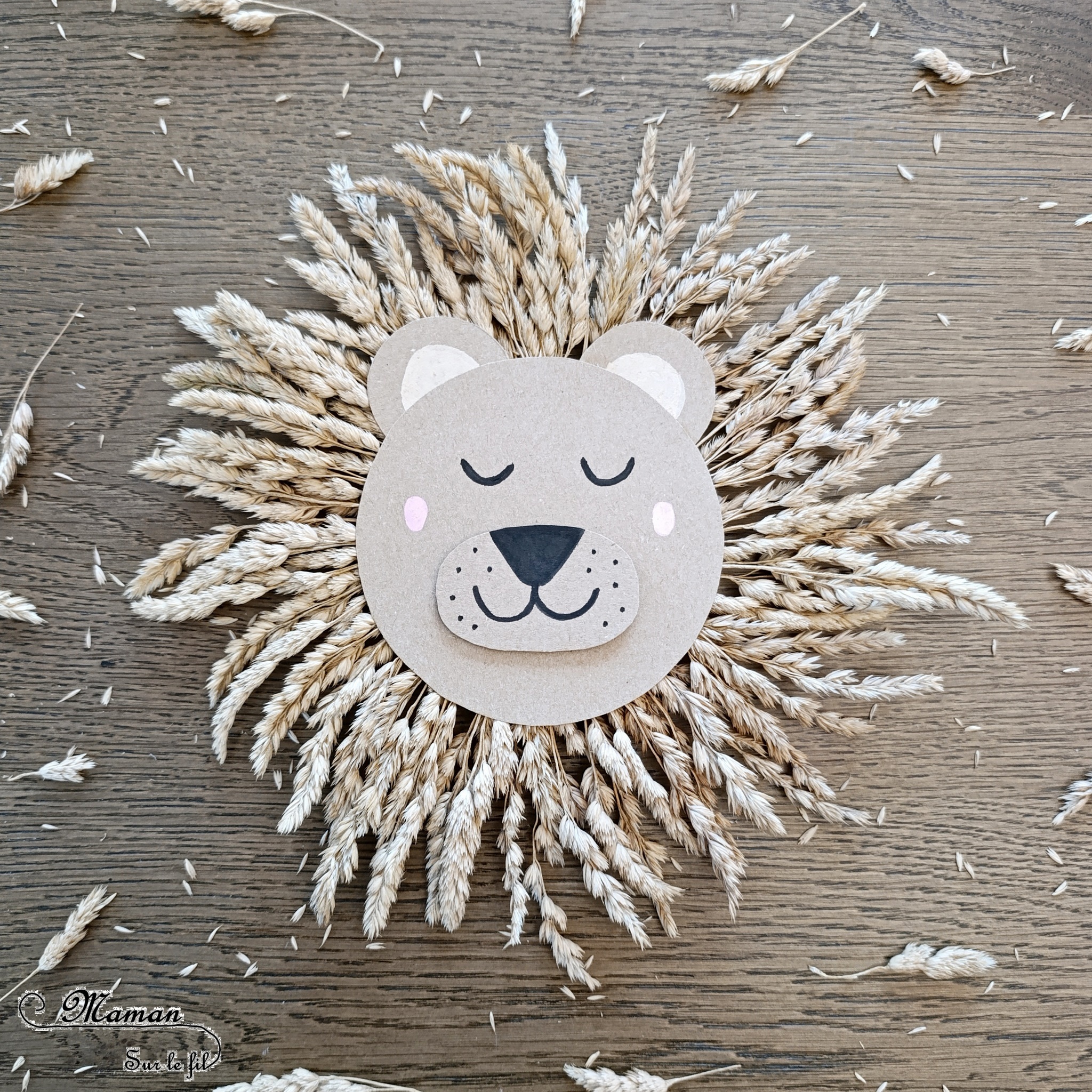 Créer un lion en carton et herbes séchées : activité créative, récup', nature et manuelle enfants - Recyclage, surcyclage de carton - Crinière faite avec des herbes séchées ou des épis de blé - Atelier nature, Land art - Découpage, collage - Thème animaux de la savane, Afrique - Bricolage sympa et facile - Arts visuels Maternelle et cycle 2 - Maternelle et élémentaire - Créativité - Cycle 1 ou 2 - tutoriel photos - mslf