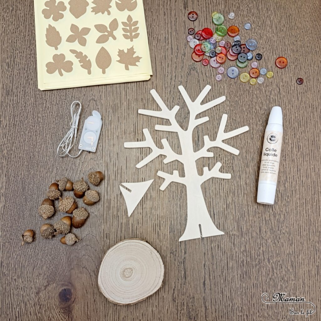 Fabriquer un arbre lumineux d'automne : activité créative et manuelle enfants -Tutoriel et tout le matériel vient de chez 10 Doigts - Arbre en bois, gommettes, boutons, guirlande lumineuse et glands - Nature, bricolage, DIY, décoration automnale Fait maison - Kit tout compris - Thème automne, forêt, 4 saisons - Bricolage sympa et facile - Arts visuels Maternelle et cycle 2 - Maternelle et élémentaire - Créativité - Cycle 1 ou 2 - tutoriel photos - mslf