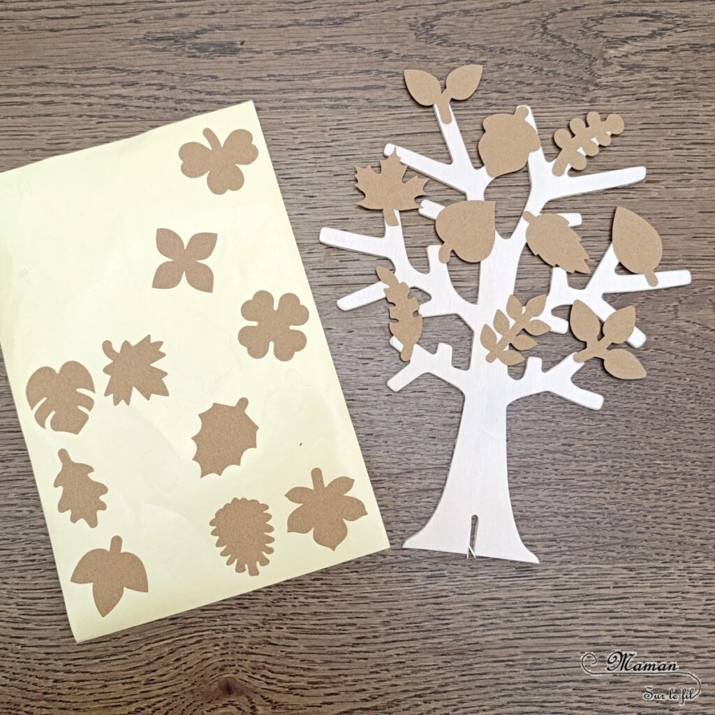 Fabriquer un arbre lumineux d'automne : activité créative et manuelle enfants -Tutoriel et tout le matériel vient de chez 10 Doigts - Arbre en bois, gommettes, boutons, guirlande lumineuse et glands - Nature, bricolage, DIY, décoration automnale Fait maison - Kit tout compris - Thème automne, forêt, 4 saisons - Bricolage sympa et facile - Arts visuels Maternelle et cycle 2 - Maternelle et élémentaire - Créativité - Cycle 1 ou 2 - tutoriel photos - mslf