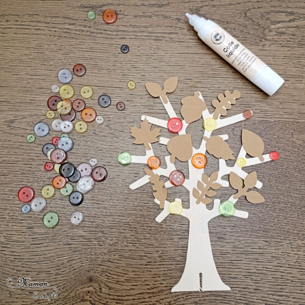 Fabriquer un arbre lumineux d'automne : activité créative et manuelle enfants -Tutoriel et tout le matériel vient de chez 10 Doigts - Arbre en bois, gommettes, boutons, guirlande lumineuse et glands - Nature, bricolage, DIY, décoration automnale Fait maison - Kit tout compris - Thème automne, forêt, 4 saisons - Bricolage sympa et facile - Arts visuels Maternelle et cycle 2 - Maternelle et élémentaire - Créativité - Cycle 1 ou 2 - tutoriel photos - mslf