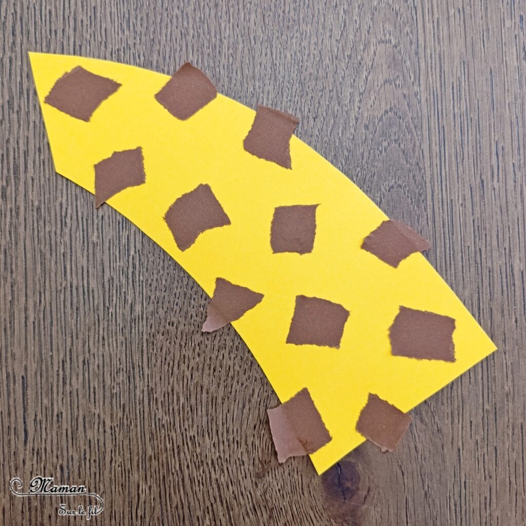 Créer une girafe en papier déchiré : activité créative et manuelle enfants - Utilisation de chutes de papier, découpage, déchirage, collage - Fond rayé avec des bandes de papier déchiré - Thème animaux de la savane, Afrique, safari - Bricolage sympa et facile - Arts visuels Maternelle et cycle 2 - Maternelle et élémentaire - Créativité - Cycle 1 ou 2 - tutoriel photos - mslf