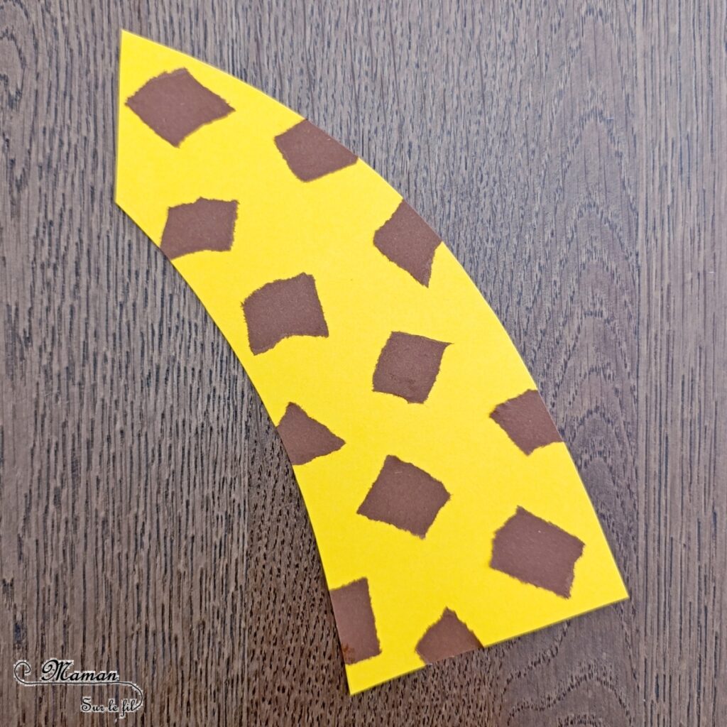 Créer une girafe en papier déchiré : activité créative et manuelle enfants - Utilisation de chutes de papier, découpage, déchirage, collage - Fond rayé avec des bandes de papier déchiré - Thème animaux de la savane, Afrique, safari - Bricolage sympa et facile - Arts visuels Maternelle et cycle 2 - Maternelle et élémentaire - Créativité - Cycle 1 ou 2 - tutoriel photos - mslf