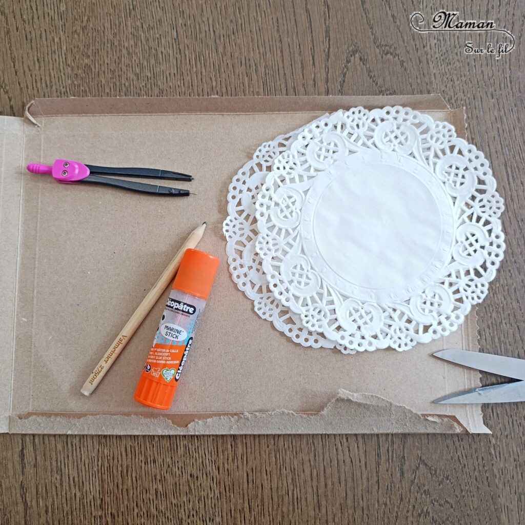 Créer des lions en napperons et en carton : activité créative, récup' et manuelle enfants - Recyclage, surcyclage de carton - Crinière faite avec la broderie du napperon - Découpage, collage, géométrie, compas, cercles - Thème animaux de la savane, Afrique - Bricolage sympa et facile - Arts visuels Maternelle et cycle 2 - Maternelle et élémentaire - Créativité - Cycle 1 ou 2 - tutoriel photos - mslf