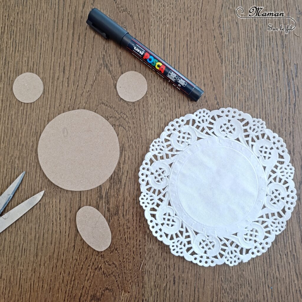 Créer des lions en napperons et en carton : activité créative, récup' et manuelle enfants - Recyclage, surcyclage de carton - Crinière faite avec la broderie du napperon - Découpage, collage, géométrie, compas, cercles - Thème animaux de la savane, Afrique - Bricolage sympa et facile - Arts visuels Maternelle et cycle 2 - Maternelle et élémentaire - Créativité - Cycle 1 ou 2 - tutoriel photos - mslf