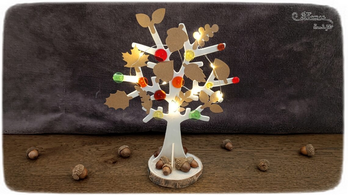 Fabriquer un arbre lumineux d'automne : activité créative et manuelle enfants -Tutoriel et tout le matériel vient de chez 10 Doigts - Arbre en bois, gommettes, boutons, guirlande lumineuse et glands - Nature, bricolage, DIY, décoration automnale Fait maison - Kit tout compris - Thème automne, forêt, 4 saisons - Bricolage sympa et facile - Arts visuels Maternelle et cycle 2 - Maternelle et élémentaire - Créativité - Cycle 1 ou 2 - tutoriel photos - mslf