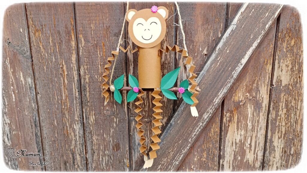 Fabriquer un singe en récup' sur sa balançoire : activité créative, récup' et manuelle enfants - Recyclage, surcyclage de rouleau de papier toilette en carton - Bricolage, découpage, collage, pliage en accordéon - Bricolage rigolo avec un rouleau de PQ - Thème animaux de la savane, de la jungle, de la forêt, Afrique, été - Bricolage sympa et facile - Arts visuels Maternelle et cycle 2 - Maternelle et élémentaire - Créativité - Cycle 1 ou 2 - tutoriel photos et vidéo - mslf