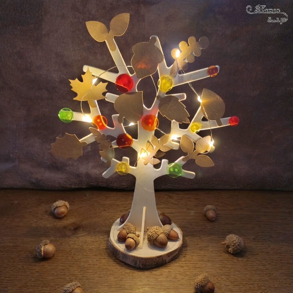 Fabriquer un arbre lumineux d'automne : activité créative et manuelle enfants -Tutoriel et tout le matériel vient de chez 10 Doigts - Arbre en bois, gommettes, boutons, guirlande lumineuse et glands - Nature, bricolage, DIY, décoration automnale Fait maison - Kit tout compris - Thème automne, forêt, 4 saisons - Bricolage sympa et facile - Arts visuels Maternelle et cycle 2 - Maternelle et élémentaire - Créativité - Cycle 1 ou 2 - tutoriel photos - mslf