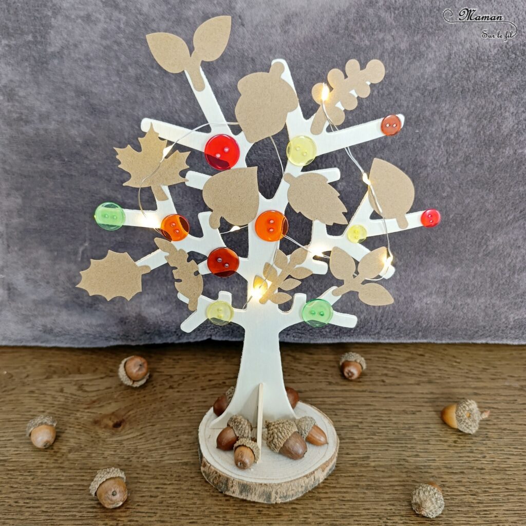 Fabriquer un arbre lumineux d'automne : activité créative et manuelle enfants -Tutoriel et tout le matériel vient de chez 10 Doigts - Arbre en bois, gommettes, boutons, guirlande lumineuse et glands - Nature, bricolage, DIY, décoration automnale Fait maison - Kit tout compris - Thème automne, forêt, 4 saisons - Bricolage sympa et facile - Arts visuels Maternelle et cycle 2 - Maternelle et élémentaire - Créativité - Cycle 1 ou 2 - tutoriel photos - mslf