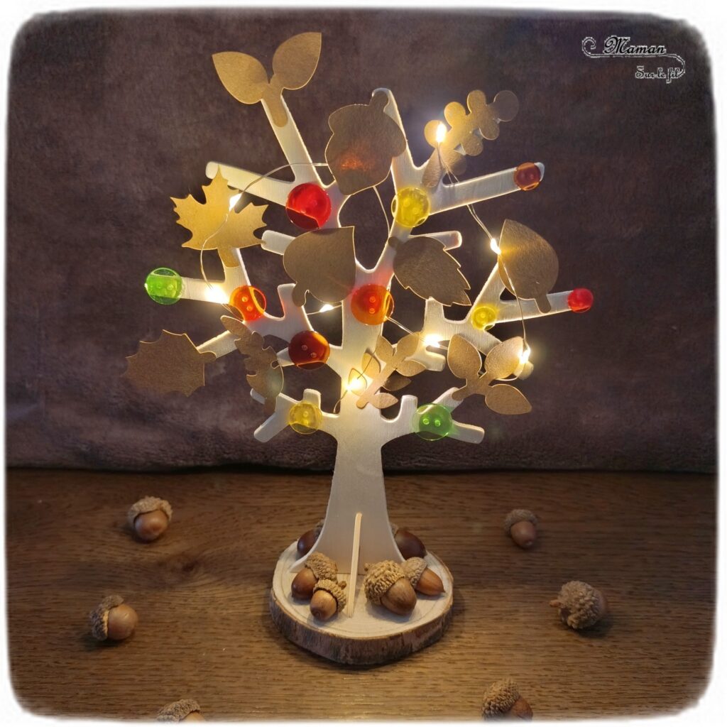 Fabriquer un arbre lumineux d'automne : activité créative et manuelle enfants -Tutoriel et tout le matériel vient de chez 10 Doigts - Arbre en bois, gommettes, boutons, guirlande lumineuse et glands - Nature, bricolage, DIY, décoration automnale Fait maison - Kit tout compris - Thème automne, forêt, 4 saisons - Bricolage sympa et facile - Arts visuels Maternelle et cycle 2 - Maternelle et élémentaire - Créativité - Cycle 1 ou 2 - tutoriel photos - mslf