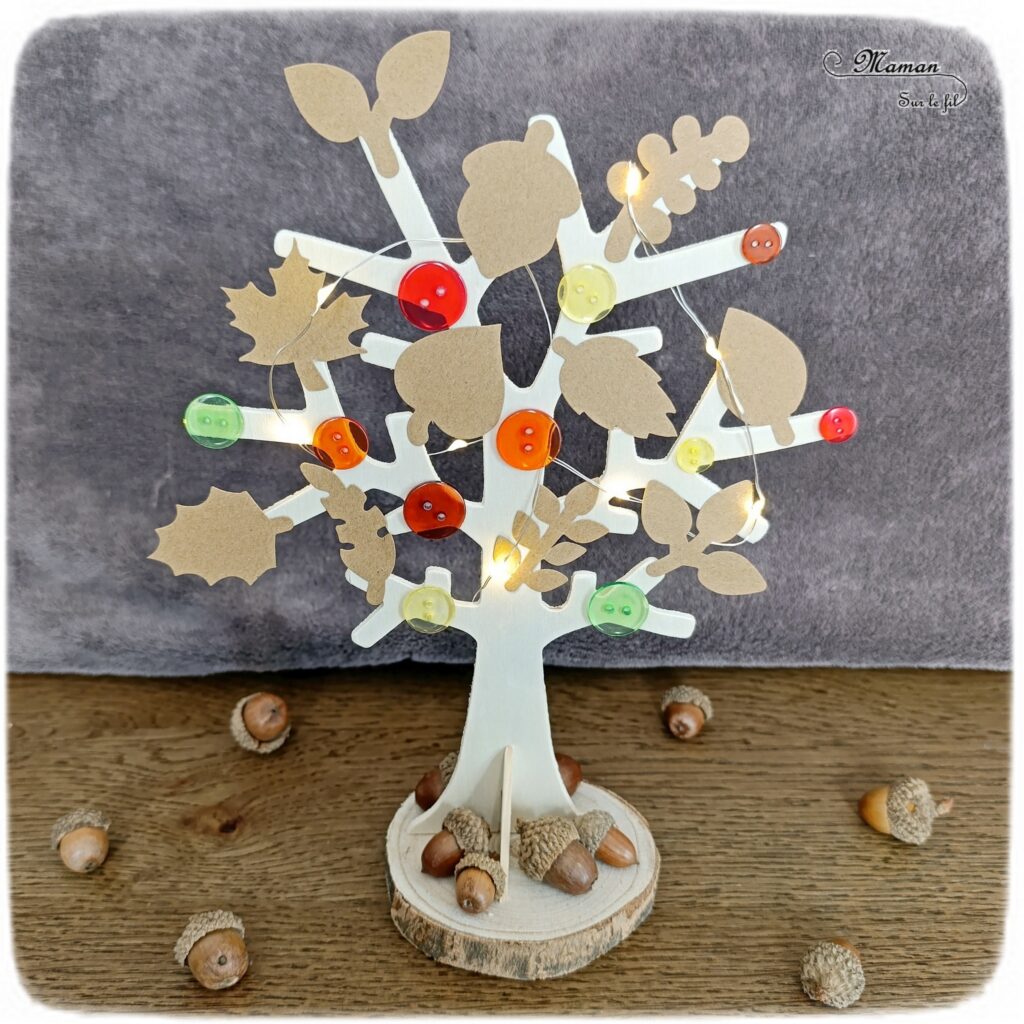 Fabriquer un arbre lumineux d'automne : activité créative et manuelle enfants -Tutoriel et tout le matériel vient de chez 10 Doigts - Arbre en bois, gommettes, boutons, guirlande lumineuse et glands - Nature, bricolage, DIY, décoration automnale Fait maison - Kit tout compris - Thème automne, forêt, 4 saisons - Bricolage sympa et facile - Arts visuels Maternelle et cycle 2 - Maternelle et élémentaire - Créativité - Cycle 1 ou 2 - tutoriel photos - mslf