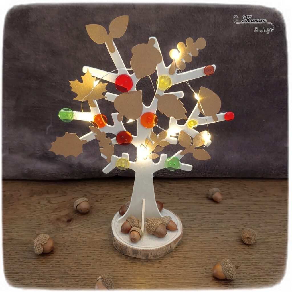 Fabriquer un arbre lumineux d'automne : activité créative et manuelle enfants -Tutoriel et tout le matériel vient de chez 10 Doigts - Arbre en bois, gommettes, boutons, guirlande lumineuse et glands - Nature, bricolage, DIY, décoration automnale Fait maison - Kit tout compris - Thème automne, forêt, 4 saisons - Bricolage sympa et facile - Arts visuels Maternelle et cycle 2 - Maternelle et élémentaire - Créativité - Cycle 1 ou 2 - tutoriel photos - mslf