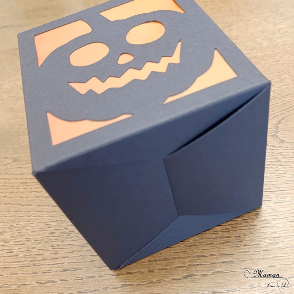 Fabriquer une lanterne lumineuse d'Halloween : activité créative et manuelle enfants - Tutoriel et tout le matériel vient de chez 10 Doigts - Collage de papier de soie de couleur pour effet transparence - Lanterne avec squelette, citrouille, fantôme, chat - Kit tout compris - Bricolage, DIY, décoration pour Halloween - Fait maison - Thème Halloween et créatures imaginaires et légendaires - Bricolage sympa et facile - Arts visuels Maternelle et cycle 2 - Maternelle et élémentaire - Créativité - Cycle 1 ou 2 - tutoriel photos - mslf