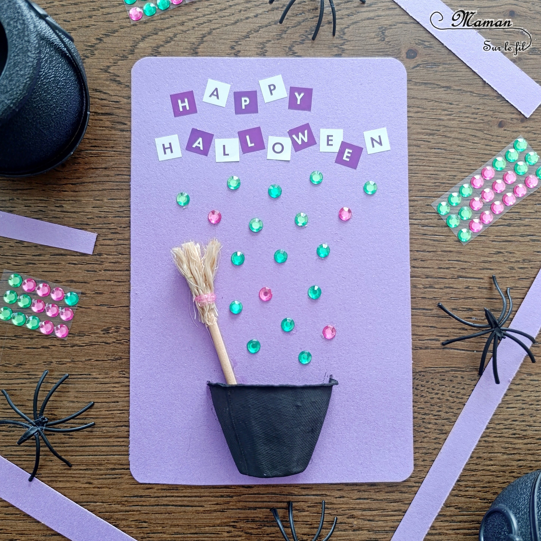 Créer une carte d'Halloween avec un mini chaudron et un balai de sorcière : activité créative, manuelle et récup' enfants - Recyclage, surcyclage d'une boite à oeufs - Découpage, peinture, gommettes, sequins pour les bulles - Balai avec un bâtonnet, de la corde et un élastique - Thème Halloween, Créatures légendaires - Bricolage et décoration sympa et facile - Arts visuels Maternelle et cycle 2 - Maternelle et élémentaire - Créativité - Cycle 1 ou 2 - tutoriel photos - mslf