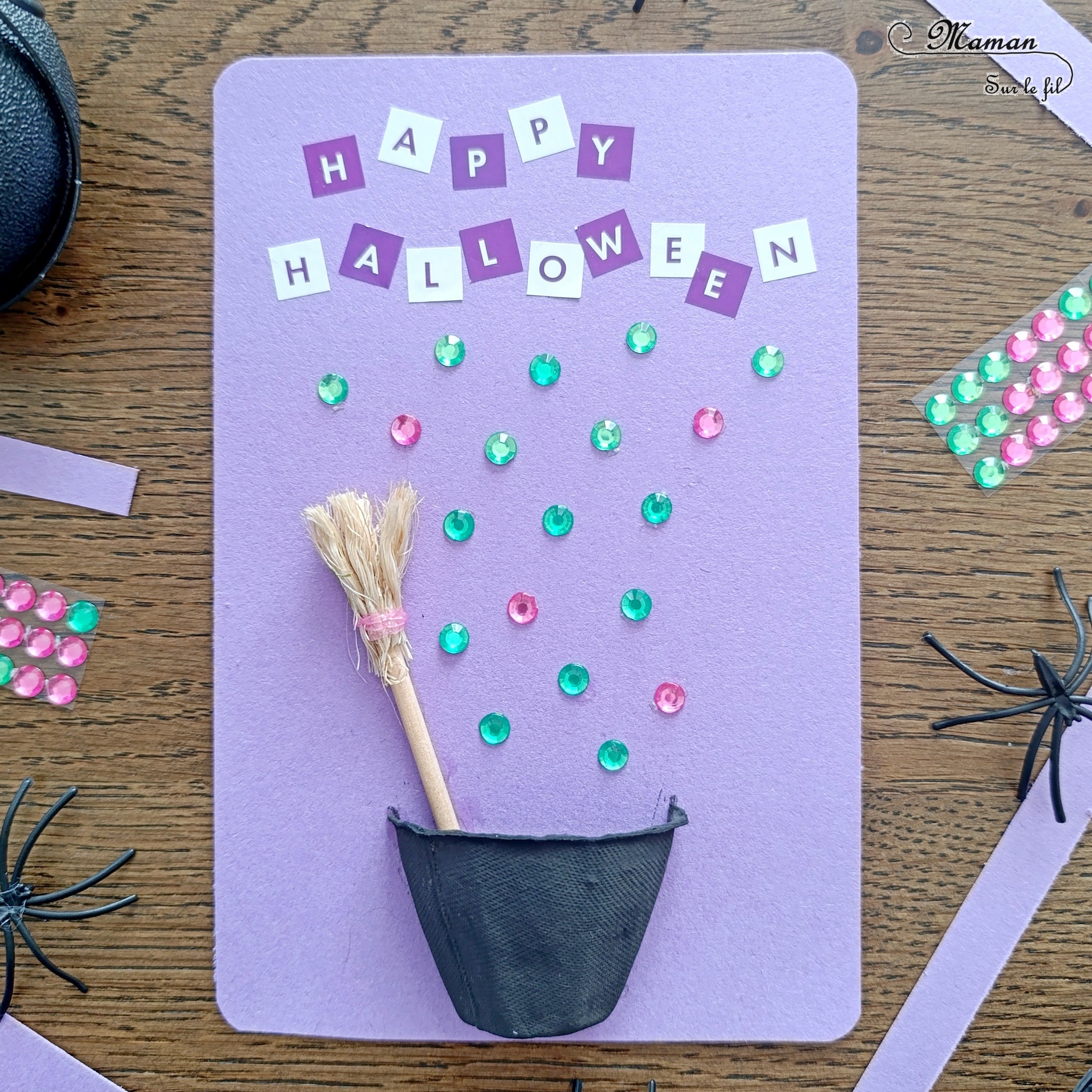 Créer une carte d'Halloween avec un mini chaudron et un balai de sorcière : activité créative, manuelle et récup' enfants - Recyclage, surcyclage d'une boite à oeufs - Découpage, peinture, gommettes, sequins pour les bulles - Balai avec un bâtonnet, de la corde et un élastique - Thème Halloween, Créatures légendaires - Bricolage et décoration sympa et facile - Arts visuels Maternelle et cycle 2 - Maternelle et élémentaire - Créativité - Cycle 1 ou 2 - tutoriel photos - mslf