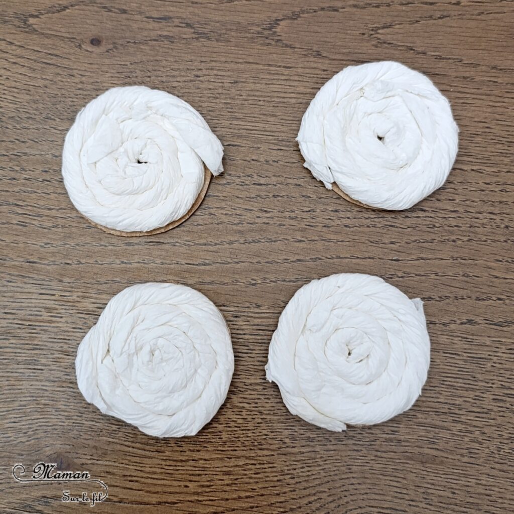 Fabriquer des petits escargots d'hiver à l'encre et essuie-tout : activité créative, récup' et manuelle enfants - Fond en carton, spirale avec des feuilles de sopalin roulées, tournées et collées - Peinture avec de l'encre et une pipette - Détails avec chutes de papier : Bonnets et écharpe pour le froid - Recyclage de carton - Décoration - Thème automne, hiver, animaux de la forêt, petites bêtes et insectes - Bricolage et décoration sympa et facile - Arts visuels Maternelle et cycle 2 - Maternelle et élémentaire - Créativité - Cycle 1 ou 2 - tutoriel photos et vidéo - mslf