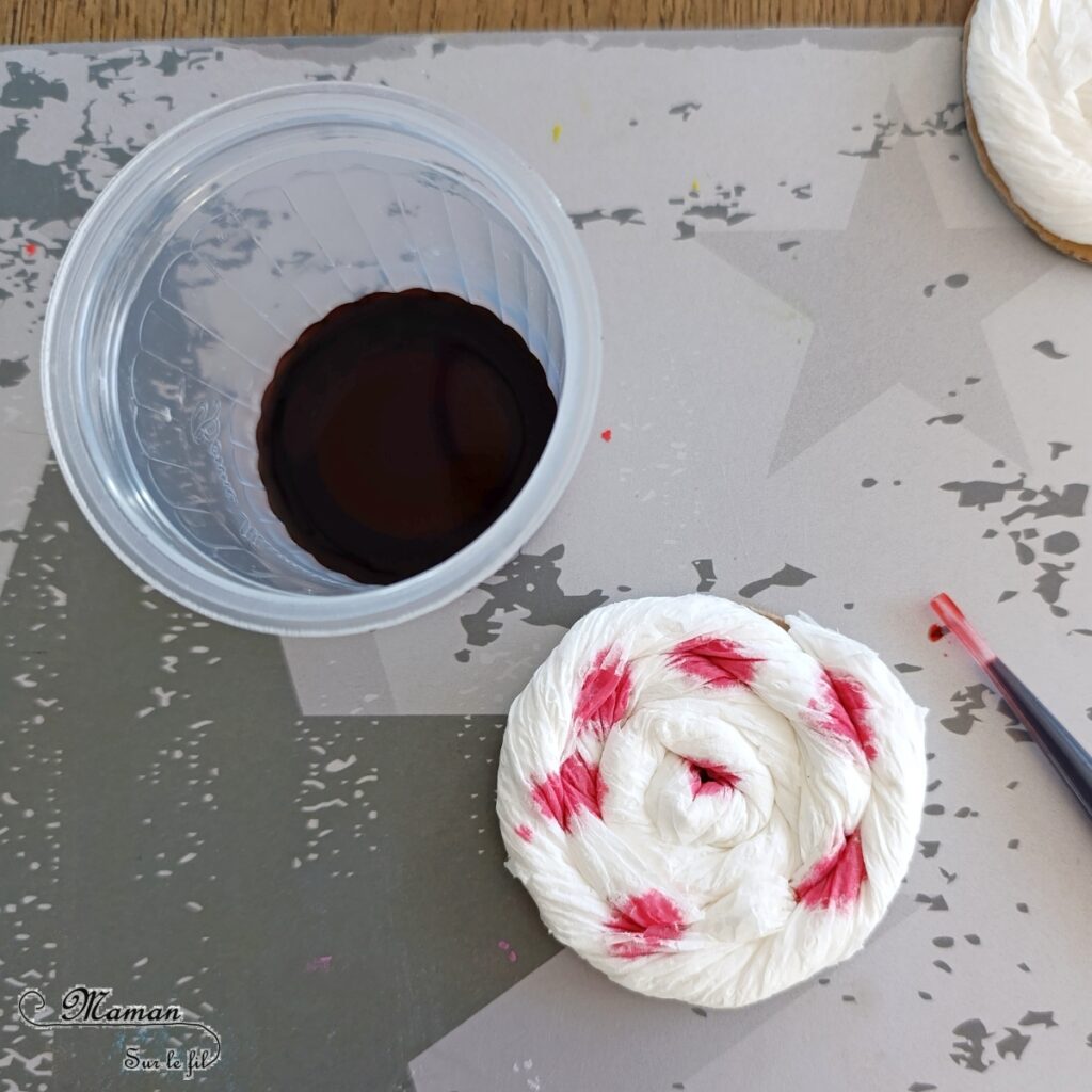 Fabriquer des petits escargots d'hiver à l'encre et essuie-tout : activité créative, récup' et manuelle enfants - Fond en carton, spirale avec des feuilles de sopalin roulées, tournées et collées - Peinture avec de l'encre et une pipette - Détails avec chutes de papier : Bonnets et écharpe pour le froid - Recyclage de carton - Décoration - Thème automne, hiver, animaux de la forêt, petites bêtes et insectes - Bricolage et décoration sympa et facile - Arts visuels Maternelle et cycle 2 - Maternelle et élémentaire - Créativité - Cycle 1 ou 2 - tutoriel photos et vidéo - mslf