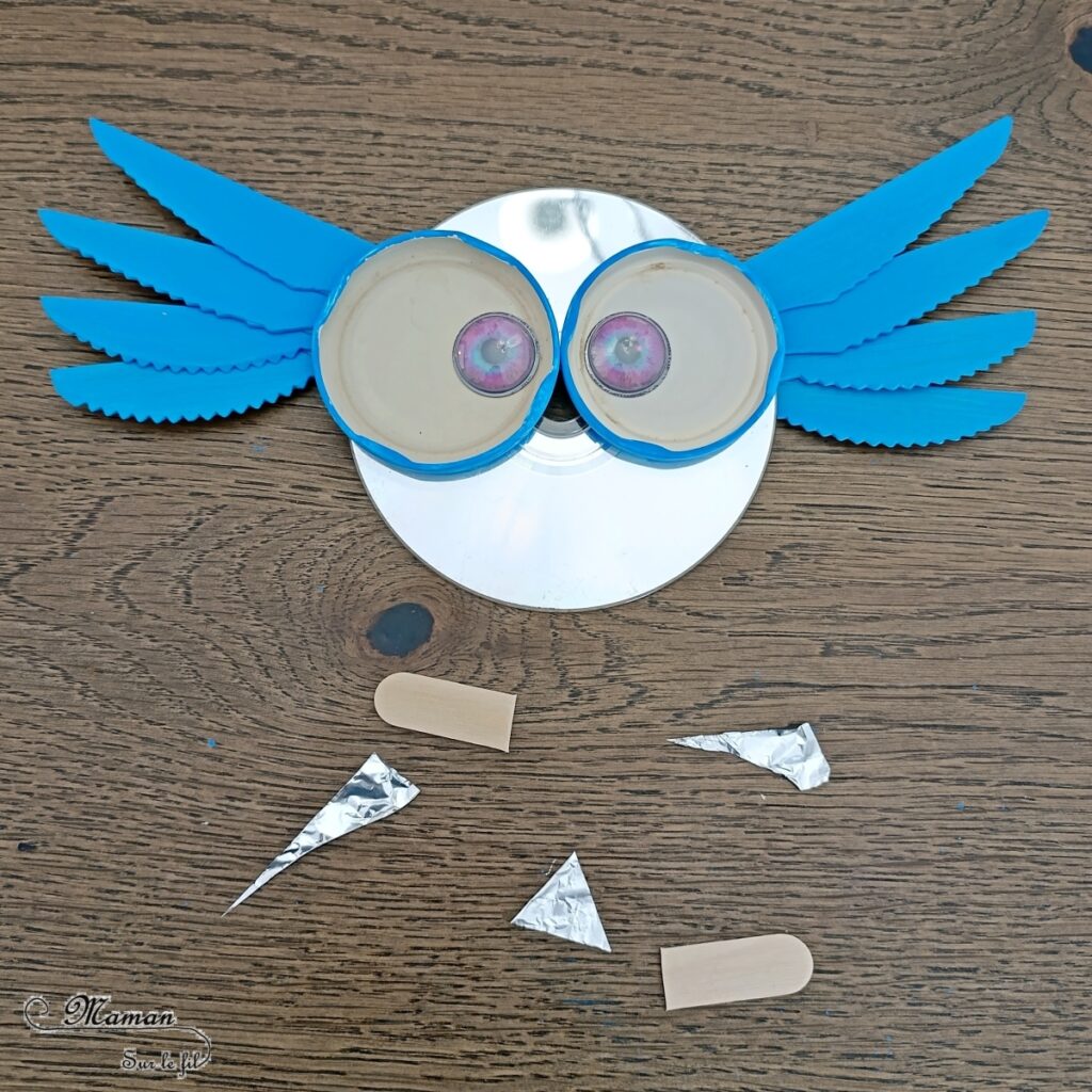 Fabriquer un hibou avec un CD et de la récup' : activité créative, récup' et manuelle enfants - Peinture, bricolage - Utilisation de bouchons, de couteaux en bois, d'un CD et d'aluminium - Décoration, suspension pour le jardin - Recyclage, surcyclage Compact Disc - Atelier Nature pour éloigner les oiseaux du potager et des plantations - Thème automne, animaux de la forêt, oiseaux, hiboux et chouettes - Bricolage et décoration sympa et facile - Arts visuels Maternelle et cycle 2 - Maternelle et élémentaire - Créativité - Cycle 1 ou 2 - tutoriel photos - mslf