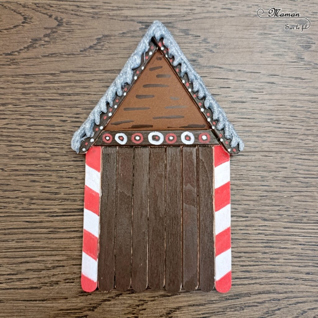 Fabriquer une maison de Noël en récup' de bâtonnets de glace en bois : activité créative, peinture, récup' et manuelle enfants - Bricolage et décoration type Maison en sucre d'orge - Neige au pistolet à colle avec colle chaude à paillettes - Peinture, dessin, graphismes et papier - Thème Noël, hiver et gourmandises - Bricolage et décoration sympa et facile - Arts visuels Maternelle et cycle 2 - Maternelle et élémentaire - Créativité - Cycle 1 ou 2 - tutoriel photos - mslf