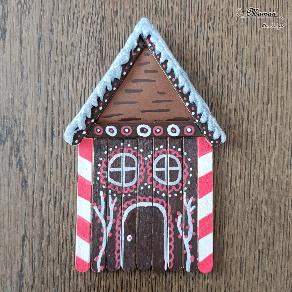 Fabriquer une maison de Noël en récup' de bâtonnets de glace en bois : activité créative, peinture, récup' et manuelle enfants - Bricolage et décoration type Maison en sucre d'orge - Neige au pistolet à colle avec colle chaude à paillettes - Peinture, dessin, graphismes et papier - Thème Noël, hiver et gourmandises - Bricolage et décoration sympa et facile - Arts visuels Maternelle et cycle 2 - Maternelle et élémentaire - Créativité - Cycle 1 ou 2 - tutoriel photos - mslf