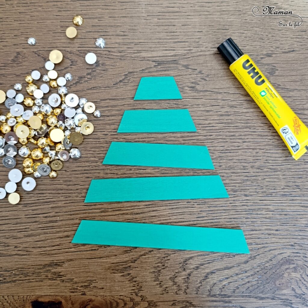 Fabriquer un sapin de Noël lumineux en bois : activité créative et manuelle enfants -Le tutoriel et tout le matériel vient de chez 10 Doigts - Sapin en bois, cabochons dorés et argentés, strass, peinture, mini cadeaux, guirlande lumineuse - Bricolage, DIY, décoration de Noël Fait maison - Kit tout compris - Thème Noël, hiver- Bricolage sympa et facile - Arts visuels Maternelle et cycle 2 - Maternelle et élémentaire - Créativité - Cycle 1 ou 2 - tutoriel photos - mslf