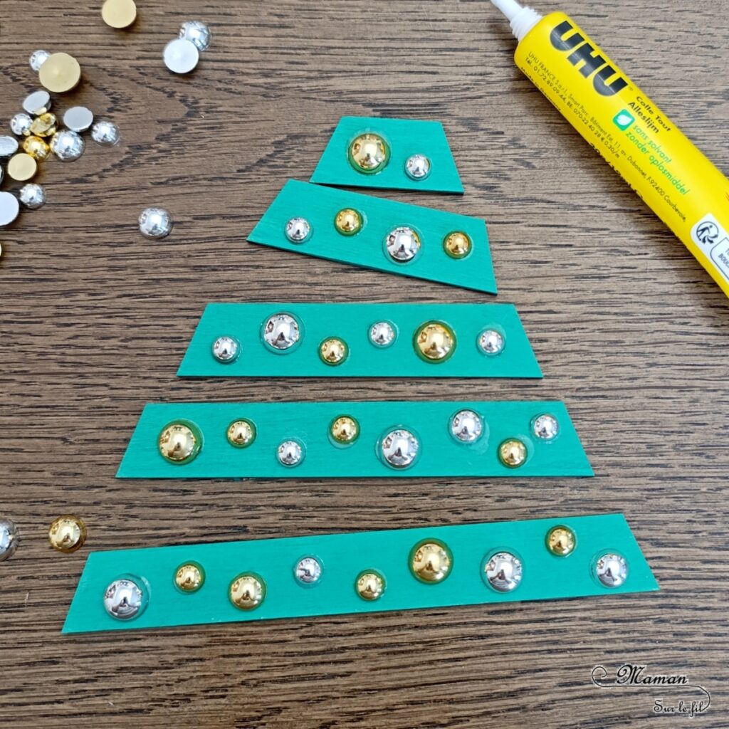 Fabriquer un sapin de Noël lumineux en bois : activité créative et manuelle enfants -Le tutoriel et tout le matériel vient de chez 10 Doigts - Sapin en bois, cabochons dorés et argentés, strass, peinture, mini cadeaux, guirlande lumineuse - Bricolage, DIY, décoration de Noël Fait maison - Kit tout compris - Thème Noël, hiver- Bricolage sympa et facile - Arts visuels Maternelle et cycle 2 - Maternelle et élémentaire - Créativité - Cycle 1 ou 2 - tutoriel photos - mslf