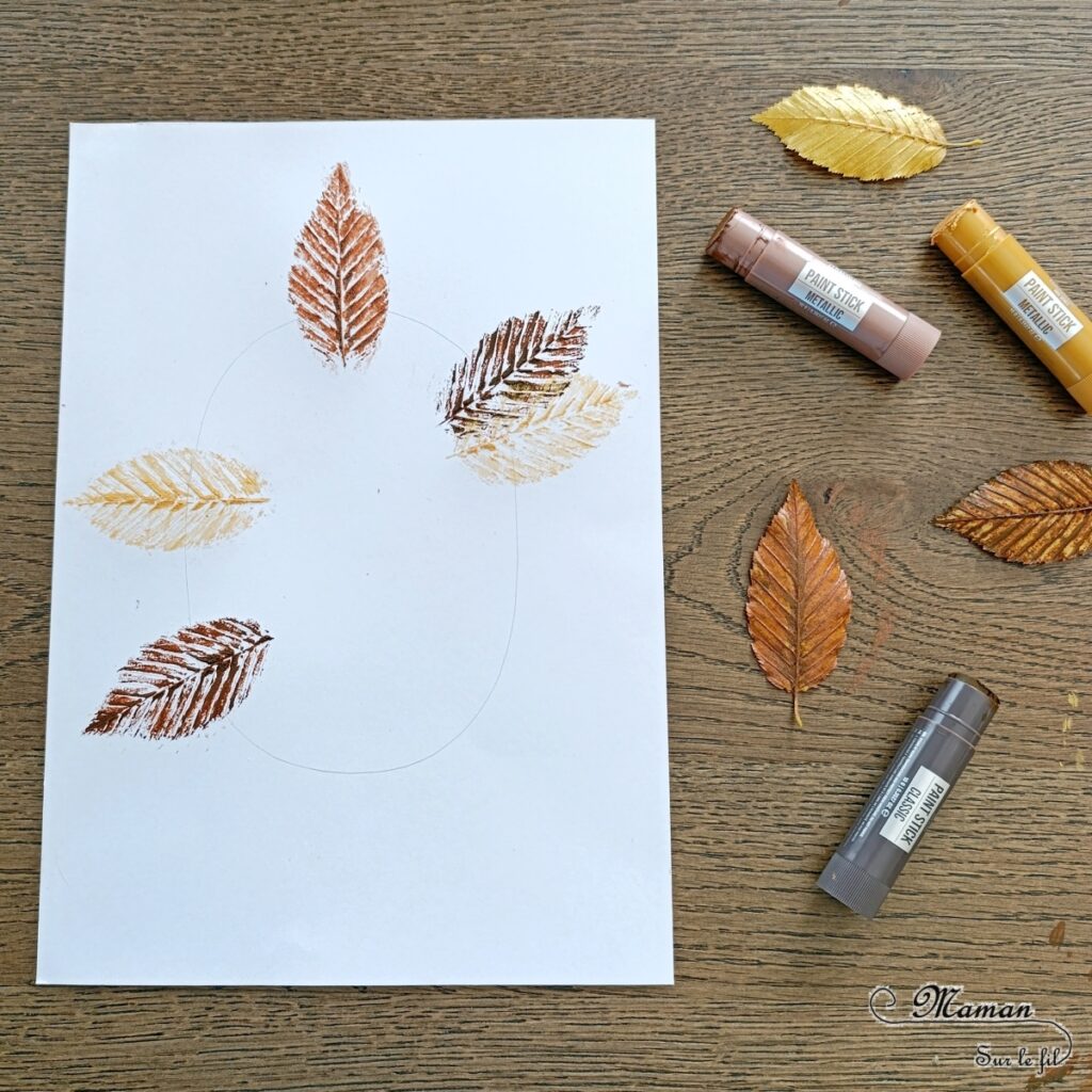 Créer un hérisson en empreintes de feuilles mortes : activité créative, nature, peinture, récup' et manuelle enfants - Technique de peinture avec de la gouache en stick et des feuilles d'automne - Land art avec nature - Récup', recyclage, surcyclage de carton - Décoration - Thème automne, animaux de la forêt, bois, arbres - Bricolage et décoration sympa et facile - Arts visuels Maternelle et cycle 2 - Maternelle et élémentaire - Créativité - Cycle 1 ou 2 - tutoriel photos et vidéo - mslf