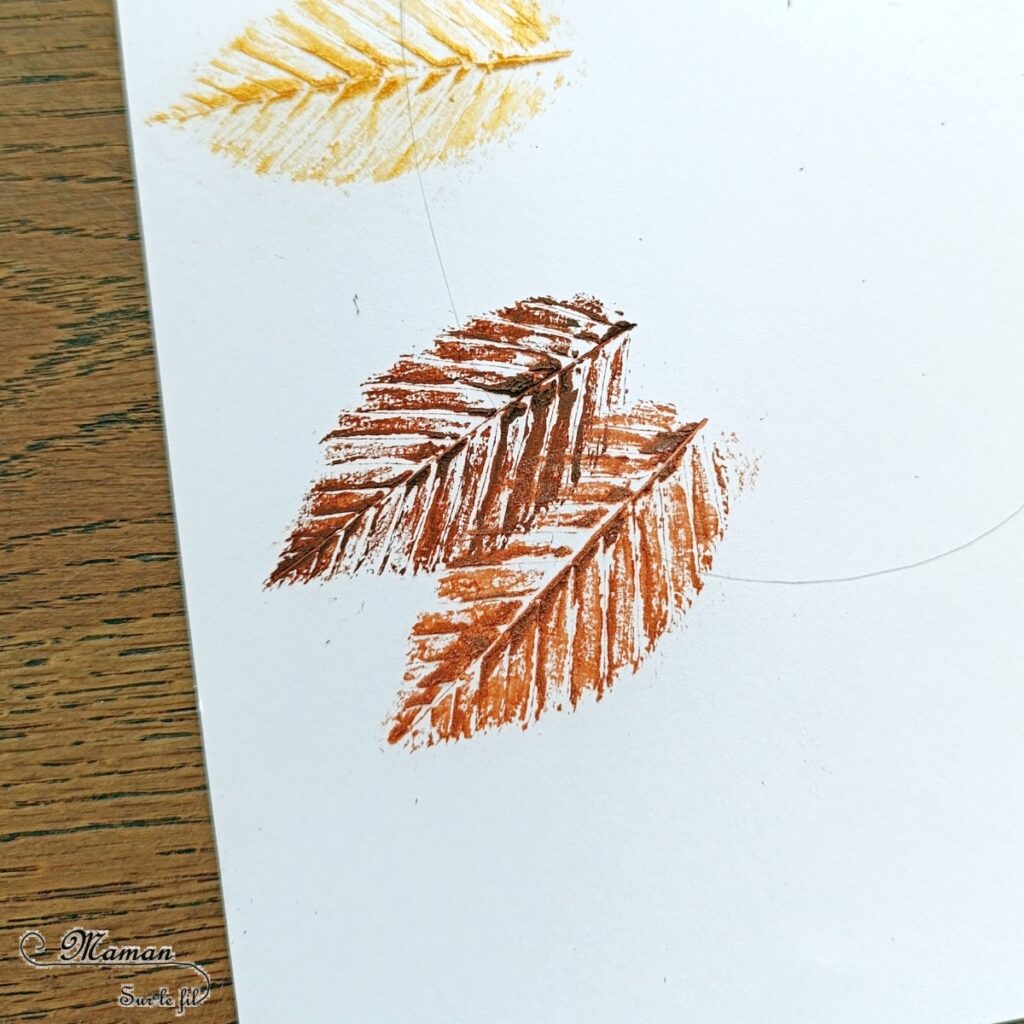 Créer un hérisson en empreintes de feuilles mortes : activité créative, nature, peinture, récup' et manuelle enfants - Technique de peinture avec de la gouache en stick et des feuilles d'automne - Land art avec nature - Récup', recyclage, surcyclage de carton - Décoration - Thème automne, animaux de la forêt, bois, arbres - Bricolage et décoration sympa et facile - Arts visuels Maternelle et cycle 2 - Maternelle et élémentaire - Créativité - Cycle 1 ou 2 - tutoriel photos et vidéo - mslf