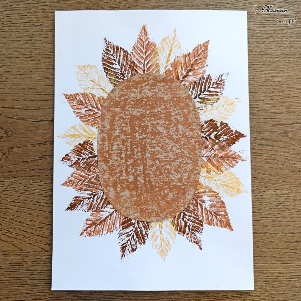 Créer un hérisson en empreintes de feuilles mortes : activité créative, nature, peinture, récup' et manuelle enfants - Technique de peinture avec de la gouache en stick et des feuilles d'automne - Land art avec nature - Récup', recyclage, surcyclage de carton - Décoration - Thème automne, animaux de la forêt, bois, arbres - Bricolage et décoration sympa et facile - Arts visuels Maternelle et cycle 2 - Maternelle et élémentaire - Créativité - Cycle 1 ou 2 - tutoriel photos et vidéo - mslf