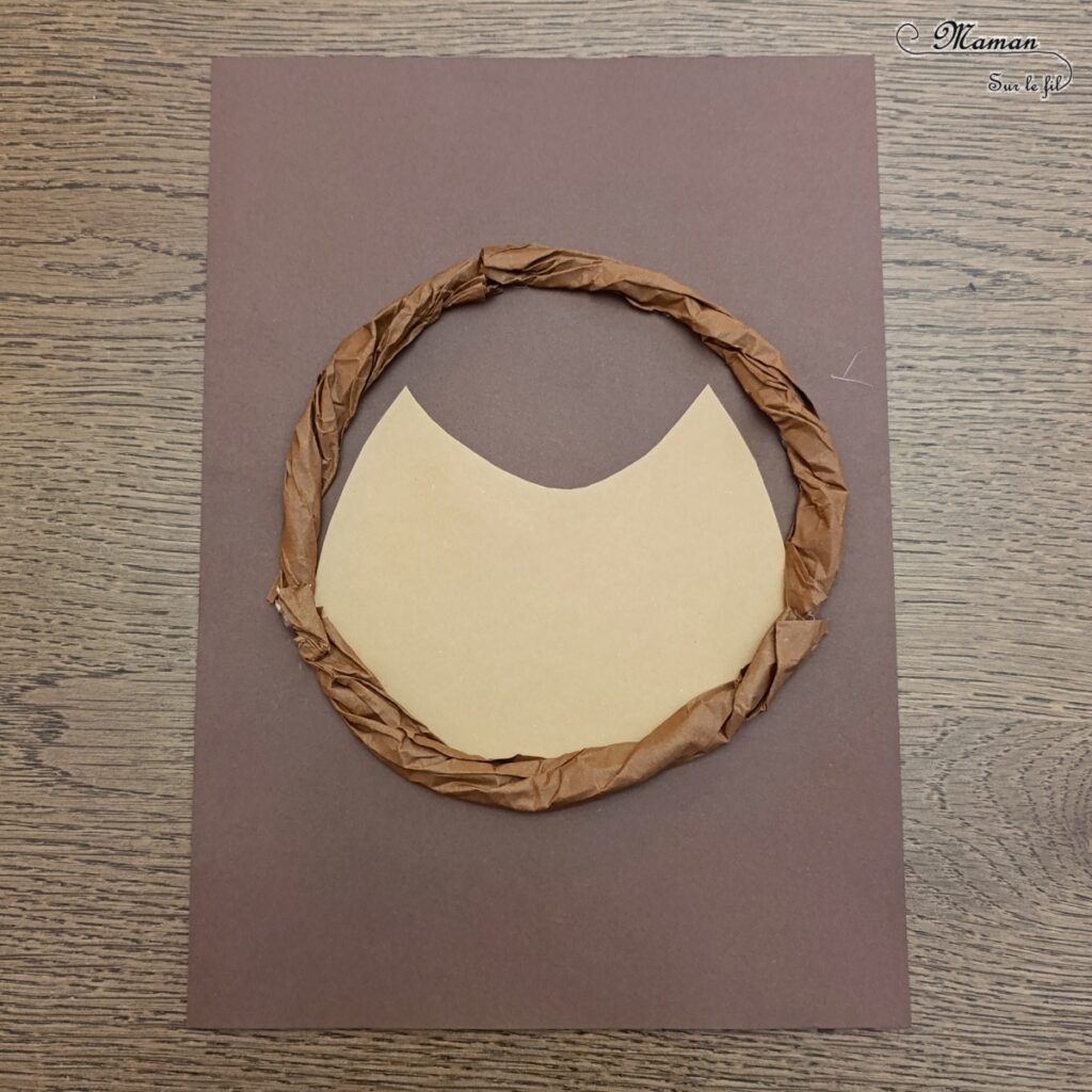 Créer un hibou caché dans son trou d'arbre en papier : activité créative et manuelle enfants - Découpage, collage, papier froissé - Activité facile et rapide au rendu rigolo - Perforatrices Ronds - Cercles - Thème automne, animaux de la forêt, bois, oiseaux, nuit, hiboux et chouettes - Bricolage et décoration sympa et facile - Arts visuels Maternelle et cycle 2 - Maternelle et élémentaire - Créativité - Cycle 1 ou 2 - tutoriel photos - mslf