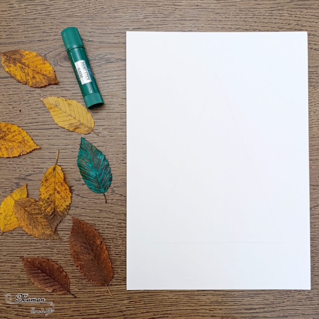 Peindre un sapin en empreintes de feuilles mortes : activité créative, nature, peinture, récup' et manuelle enfants - Technique de peinture avec de la gouache en stick et des feuilles d'automne - Land art avec nature - Paillettes avec gel pailleté hiver - Décoration - Thème Transition entre automne, hiver et Noël, arbres - Bricolage et décoration sympa et facile - Arts visuels Maternelle et cycle 2 - Maternelle et élémentaire - Créativité - Cycle 1 ou 2 - tutoriel photos - mslf