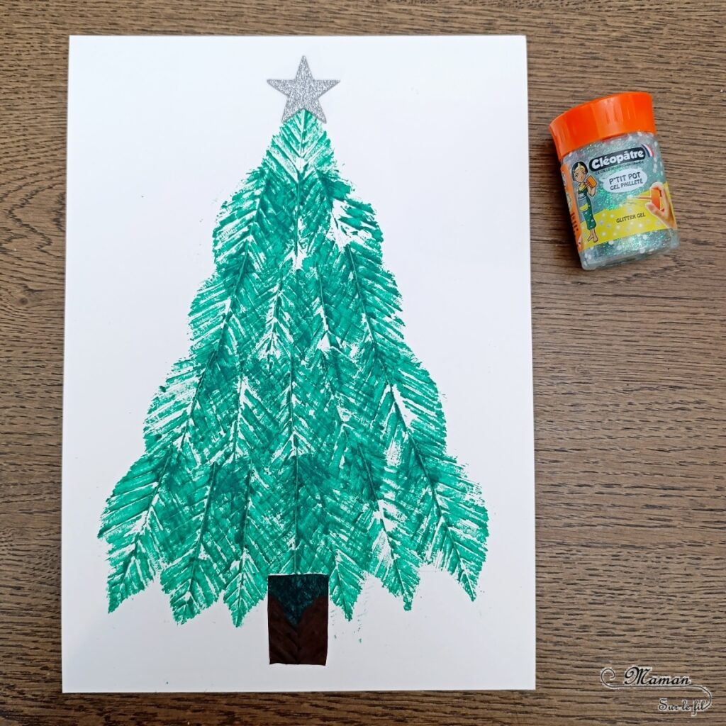 Peindre un sapin en empreintes de feuilles mortes : activité créative, nature, peinture, récup' et manuelle enfants - Technique de peinture avec de la gouache en stick et des feuilles d'automne - Land art avec nature - Paillettes avec gel pailleté hiver - Décoration - Thème Transition entre automne, hiver et Noël, arbres - Bricolage et décoration sympa et facile - Arts visuels Maternelle et cycle 2 - Maternelle et élémentaire - Créativité - Cycle 1 ou 2 - tutoriel photos - mslf