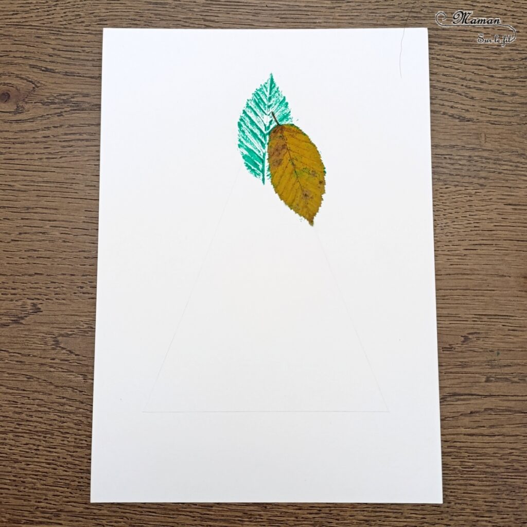 Peindre un sapin en empreintes de feuilles mortes : activité créative, nature, peinture, récup' et manuelle enfants - Technique de peinture avec de la gouache en stick et des feuilles d'automne - Land art avec nature - Paillettes avec gel pailleté hiver - Décoration - Thème Transition entre automne, hiver et Noël, arbres - Bricolage et décoration sympa et facile - Arts visuels Maternelle et cycle 2 - Maternelle et élémentaire - Créativité - Cycle 1 ou 2 - tutoriel photos - mslf