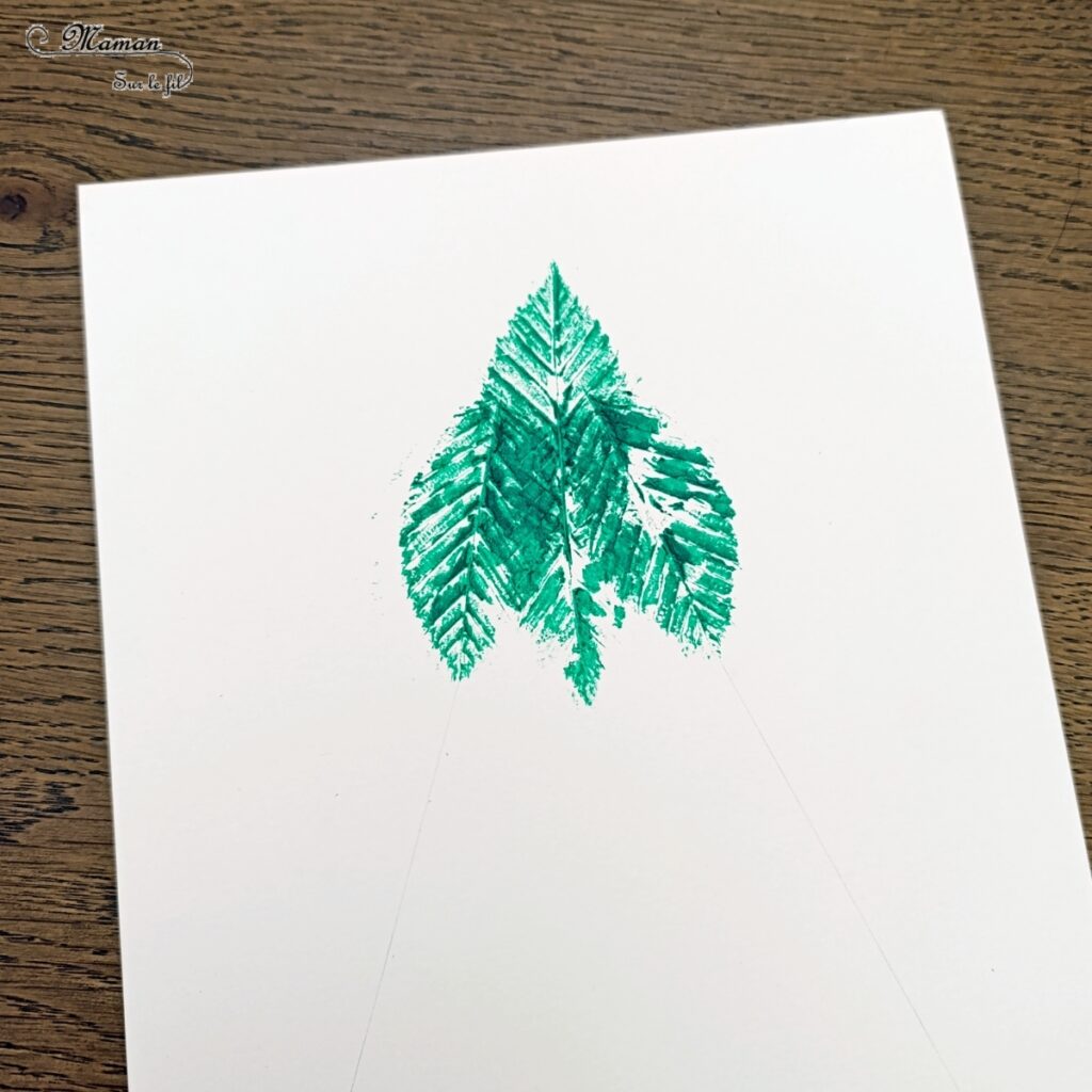 Peindre un sapin en empreintes de feuilles mortes : activité créative, nature, peinture, récup' et manuelle enfants - Technique de peinture avec de la gouache en stick et des feuilles d'automne - Land art avec nature - Paillettes avec gel pailleté hiver - Décoration - Thème Transition entre automne, hiver et Noël, arbres - Bricolage et décoration sympa et facile - Arts visuels Maternelle et cycle 2 - Maternelle et élémentaire - Créativité - Cycle 1 ou 2 - tutoriel photos - mslf