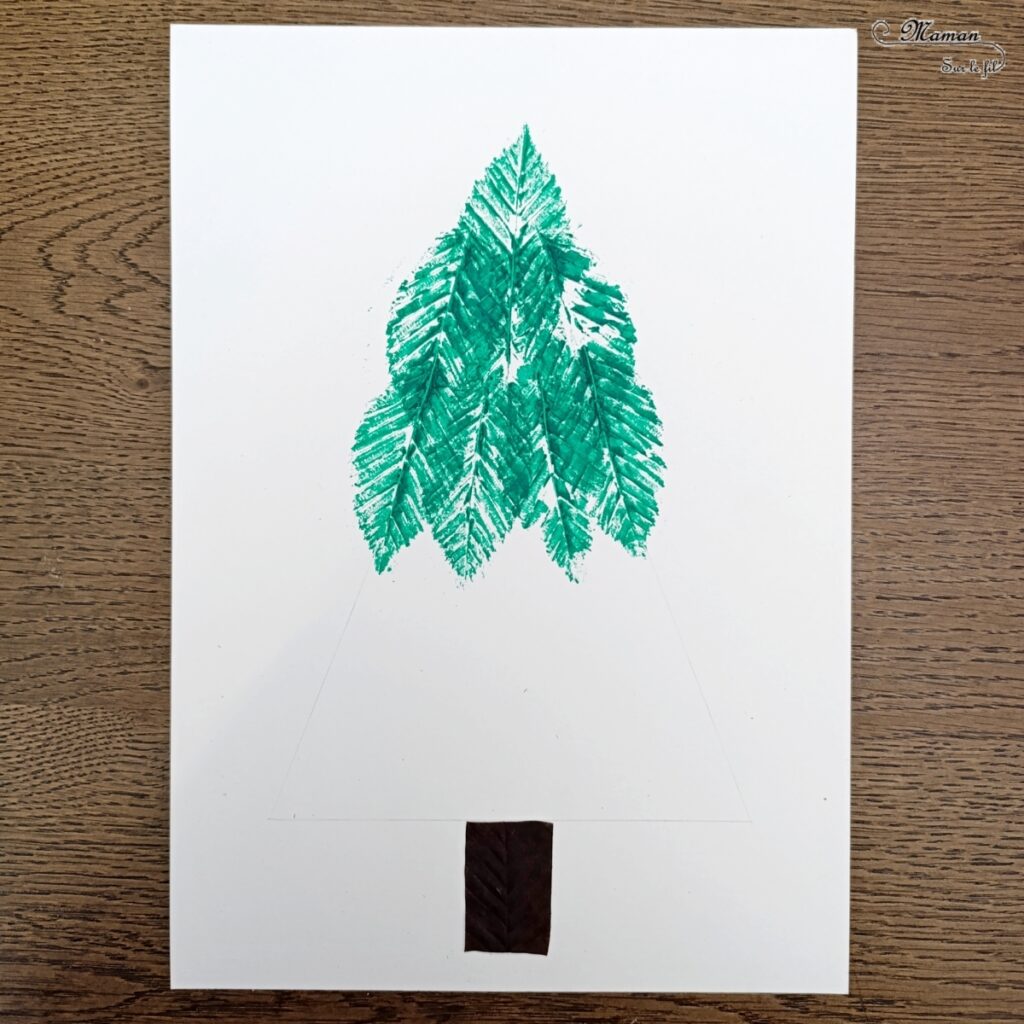 Peindre un sapin en empreintes de feuilles mortes : activité créative, nature, peinture, récup' et manuelle enfants - Technique de peinture avec de la gouache en stick et des feuilles d'automne - Land art avec nature - Paillettes avec gel pailleté hiver - Décoration - Thème Transition entre automne, hiver et Noël, arbres - Bricolage et décoration sympa et facile - Arts visuels Maternelle et cycle 2 - Maternelle et élémentaire - Créativité - Cycle 1 ou 2 - tutoriel photos - mslf