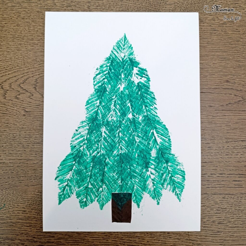 Peindre un sapin en empreintes de feuilles mortes : activité créative, nature, peinture, récup' et manuelle enfants - Technique de peinture avec de la gouache en stick et des feuilles d'automne - Land art avec nature - Paillettes avec gel pailleté hiver - Décoration - Thème Transition entre automne, hiver et Noël, arbres - Bricolage et décoration sympa et facile - Arts visuels Maternelle et cycle 2 - Maternelle et élémentaire - Créativité - Cycle 1 ou 2 - tutoriel photos - mslf