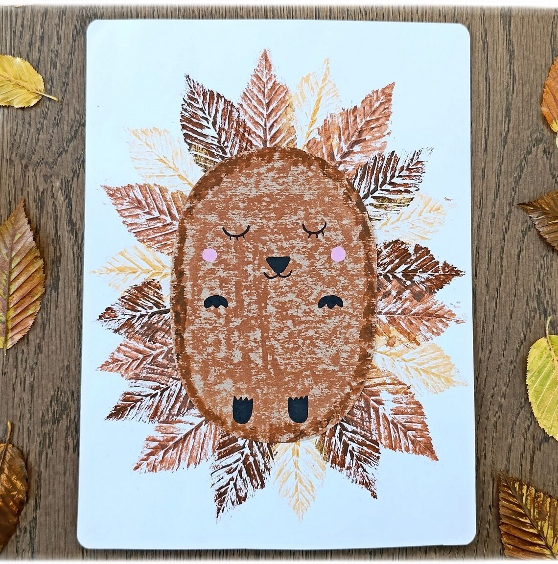 Créer un hérisson en empreintes de feuilles mortes : activité créative, nature, peinture, récup' et manuelle enfants - Technique de peinture avec de la gouache en stick et des feuilles d'automne - Land art avec nature - Récup', recyclage, surcyclage de carton - Décoration - Thème automne, animaux de la forêt, bois, arbres - Bricolage et décoration sympa et facile - Arts visuels Maternelle et cycle 2 - Maternelle et élémentaire - Créativité - Cycle 1 ou 2 - tutoriel photos et vidéo - mslf