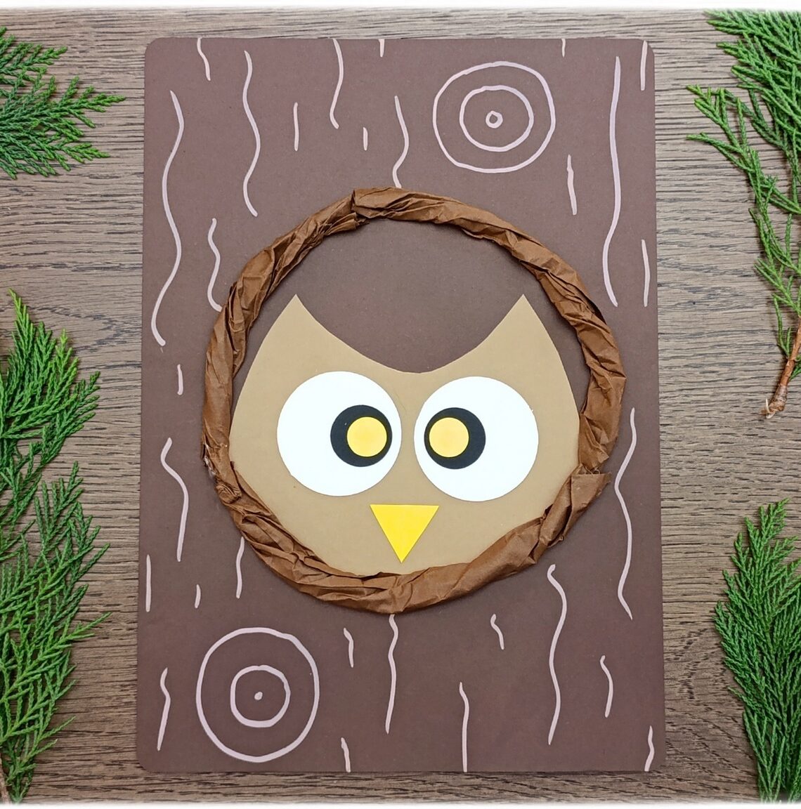 Créer un hibou caché dans son trou d'arbre en papier : activité créative et manuelle enfants - Découpage, collage, papier froissé - Activité facile et rapide au rendu rigolo - Perforatrices Ronds - Cercles - Thème automne, animaux de la forêt, bois, oiseaux, nuit, hiboux et chouettes - Bricolage et décoration sympa et facile - Arts visuels Maternelle et cycle 2 - Maternelle et élémentaire - Créativité - Cycle 1 ou 2 - tutoriel photos - mslf