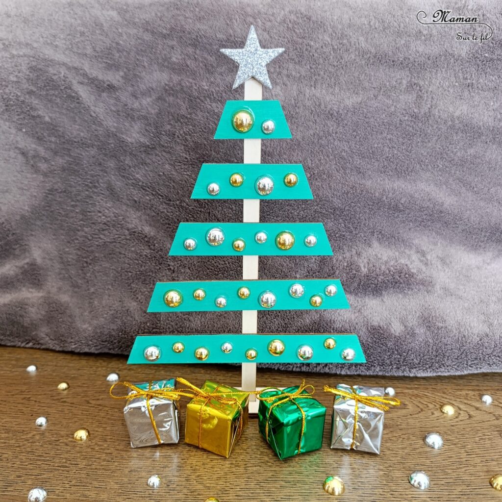 Fabriquer un sapin de Noël lumineux en bois : activité créative et manuelle enfants -Le tutoriel et tout le matériel vient de chez 10 Doigts - Sapin en bois, cabochons dorés et argentés, strass, peinture, mini cadeaux, guirlande lumineuse - Bricolage, DIY, décoration de Noël Fait maison - Kit tout compris - Thème Noël, hiver- Bricolage sympa et facile - Arts visuels Maternelle et cycle 2 - Maternelle et élémentaire - Créativité - Cycle 1 ou 2 - tutoriel photos - mslf