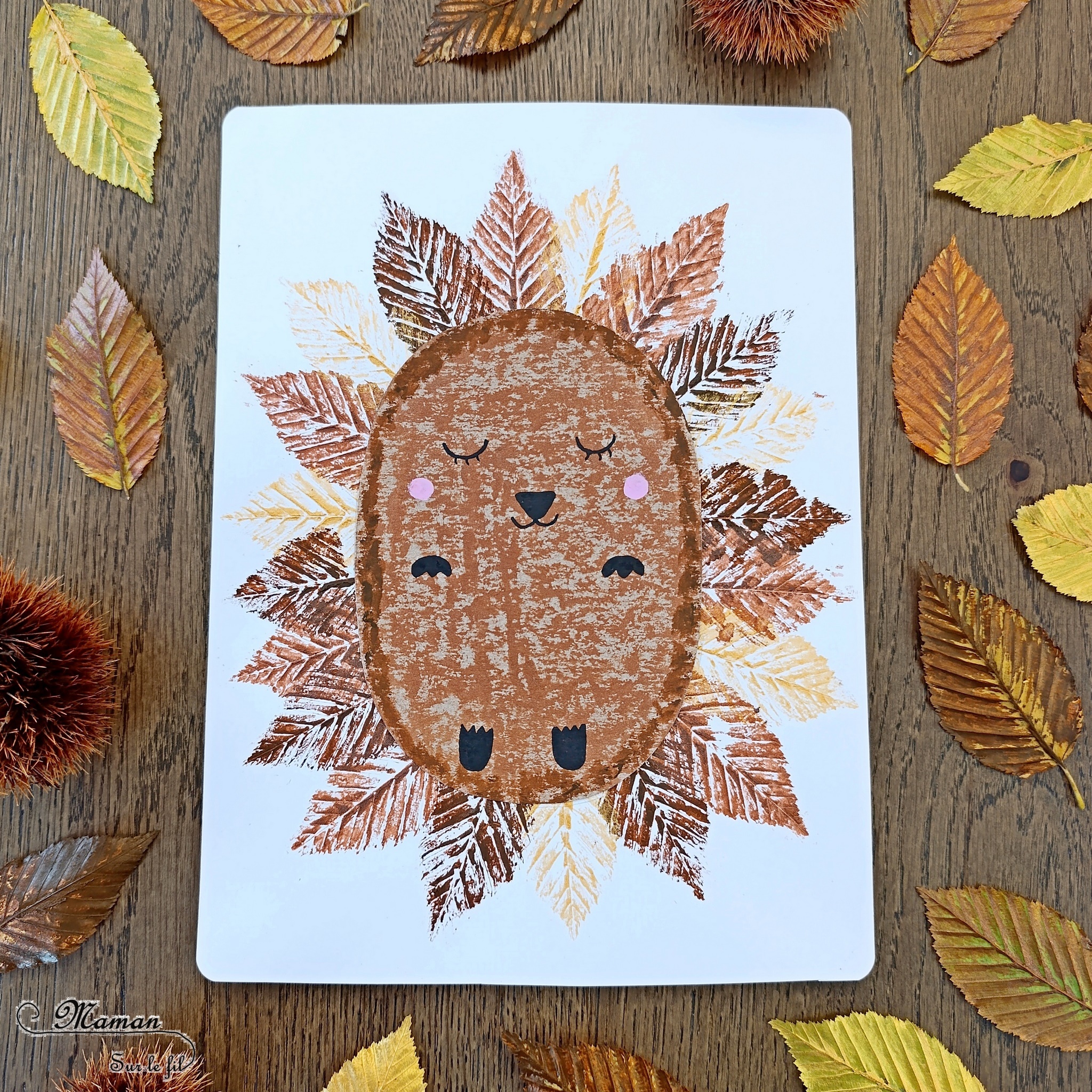 Créer un hérisson en empreintes de feuilles mortes : activité créative, nature, peinture, récup' et manuelle enfants - Technique de peinture avec de la gouache en stick et des feuilles d'automne - Land art avec nature - Récup', recyclage, surcyclage de carton - Décoration - Thème automne, animaux de la forêt, bois, arbres - Bricolage et décoration sympa et facile - Arts visuels Maternelle et cycle 2 - Maternelle et élémentaire - Créativité - Cycle 1 ou 2 - tutoriel photos et vidéo - mslf