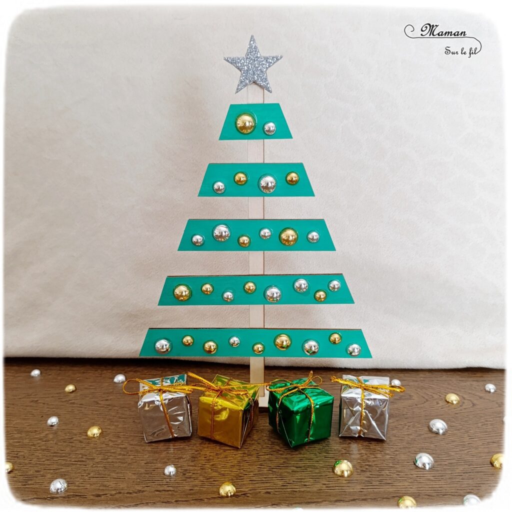 Fabriquer un sapin de Noël lumineux en bois : activité créative et manuelle enfants -Le tutoriel et tout le matériel vient de chez 10 Doigts - Sapin en bois, cabochons dorés et argentés, strass, peinture, mini cadeaux, guirlande lumineuse - Bricolage, DIY, décoration de Noël Fait maison - Kit tout compris - Thème Noël, hiver- Bricolage sympa et facile - Arts visuels Maternelle et cycle 2 - Maternelle et élémentaire - Créativité - Cycle 1 ou 2 - tutoriel photos - mslf