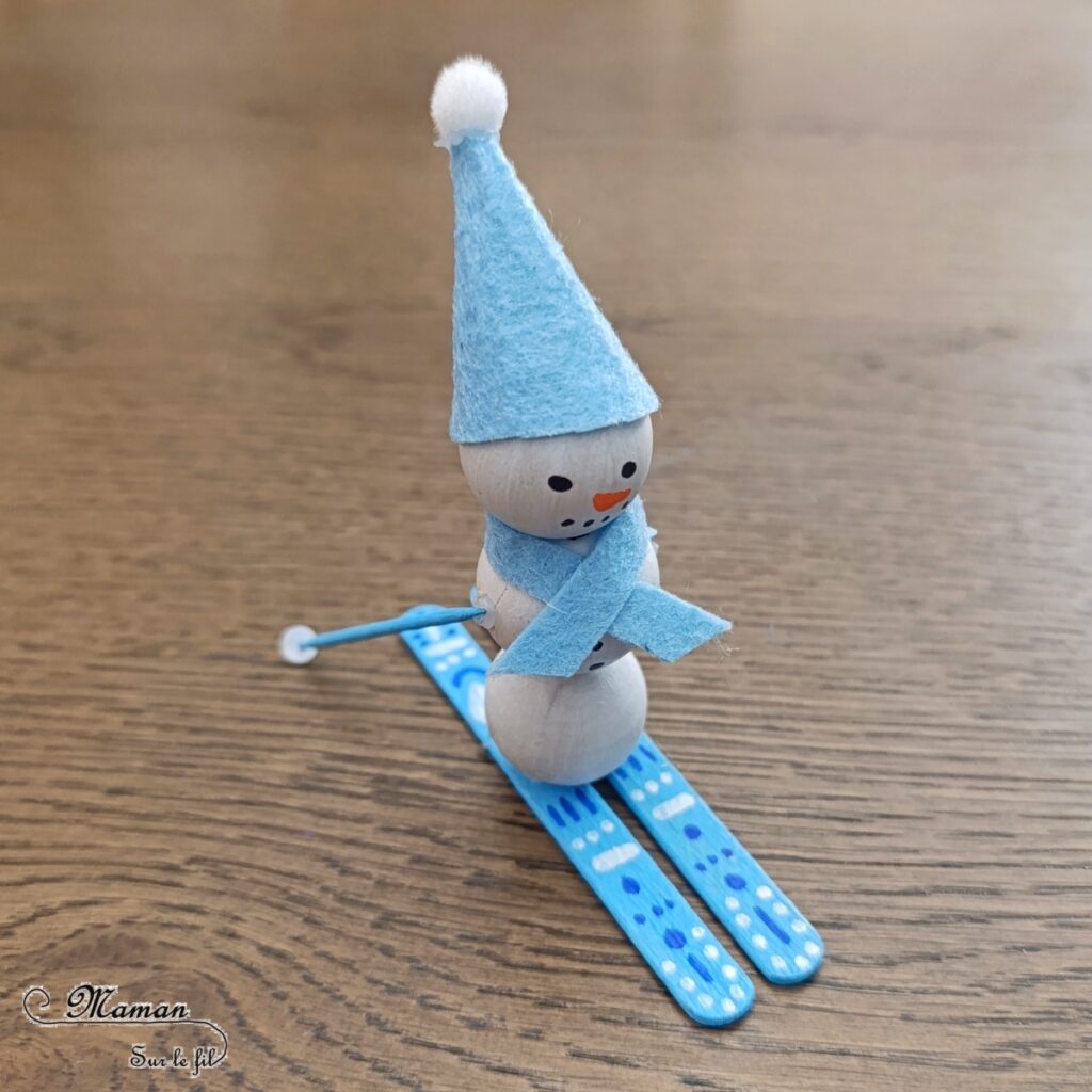 Fabriquer un bonhomme de neige qui fait du ski : activité créative et manuelle enfants - Bricolage avec des perles, des bâtonnets de glace en bois et de la feutrine - Récup, recyclage, surcyclage - Décoration hivernale - Thème hiver, montagne, neige, sports d'hiver - Bricolage et décoration sympa et facile - Arts visuels Maternelle et cycle 2 - Maternelle et élémentaire - Créativité - Cycle 1 ou 2 - tutoriel photos - mslf