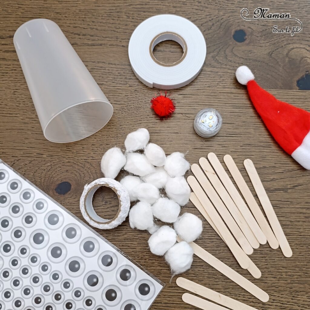 Fabriquer un Père Noël lumineux avec un gobelet : activité créative et manuelle enfants - Le tutoriel et tout le matériel viennent de chez 10 Doigts - Bricolage et décoration DIY réalisé à partir d'un gobelet, de bâtonnets de bois, de coton, d'un pompon rouge, de gommettes Yeux, d'un bonnet de Noël, de ruban en dentelle adhésif et d'une bougie LED - Bricolage Fait maison, décoration de Noël - Kit tout compris - Thème Noël, hiver, traditions - Bricolage sympa et facile - Arts visuels Maternelle et cycle 2 - Maternelle et élémentaire - Créativité - Cycle 1 ou 2 - tutoriel photos - mslf