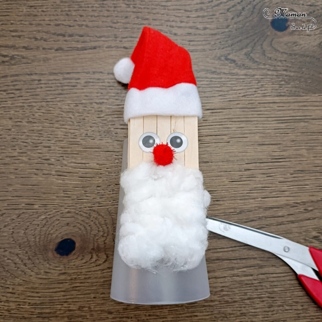 Fabriquer un Père Noël lumineux avec un gobelet : activité créative et manuelle enfants - Le tutoriel et tout le matériel viennent de chez 10 Doigts - Bricolage et décoration DIY réalisé à partir d'un gobelet, de bâtonnets de bois, de coton, d'un pompon rouge, de gommettes Yeux, d'un bonnet de Noël, de ruban en dentelle adhésif et d'une bougie LED - Bricolage Fait maison, décoration de Noël - Kit tout compris - Thème Noël, hiver, traditions - Bricolage sympa et facile - Arts visuels Maternelle et cycle 2 - Maternelle et élémentaire - Créativité - Cycle 1 ou 2 - tutoriel photos - mslf